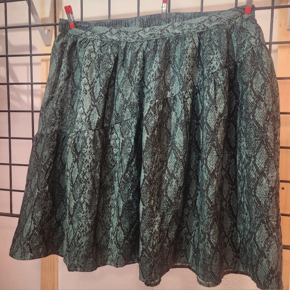 Ava & Viv Green Snake Print Skater Skirt Waist=20 - Picture 1 of 3